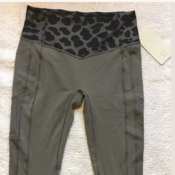 NWT 💕💕 LULULEMON ALL THE RIGHT PLACES CROP SLTE - Picture 2 of 2